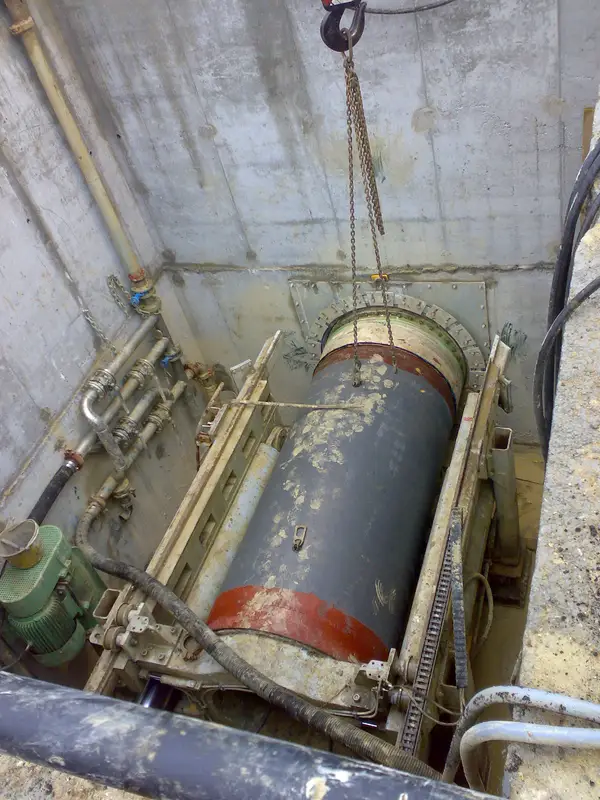 Posizionamento del tubo all'interno del pozzo di spinta durante un intervento di microtunnelling a Pisa