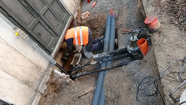 Posa di condotte e raccordi idraulici all'interno dello scavo stradale