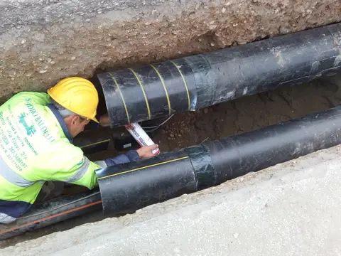 Operatore al lavoro sulle condotte di una rete gas