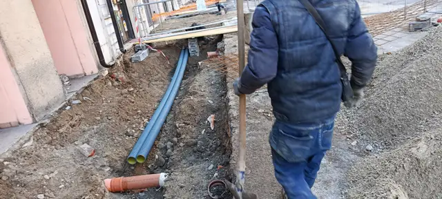 Trincea aperta in centro storico per posa sottoservizi con blindaggi di sicurezza